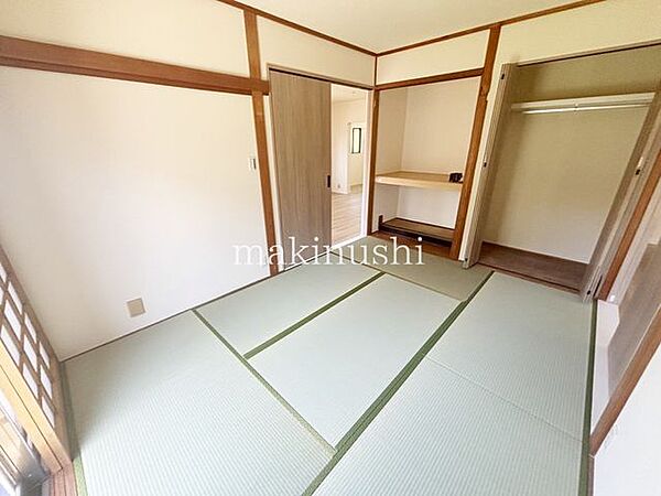 1階6帖和室　タタミがあれば冬にはこたつを置いたり、小さなお子様がいれば遊び場やお昼寝スペースとしてもいいですね♪