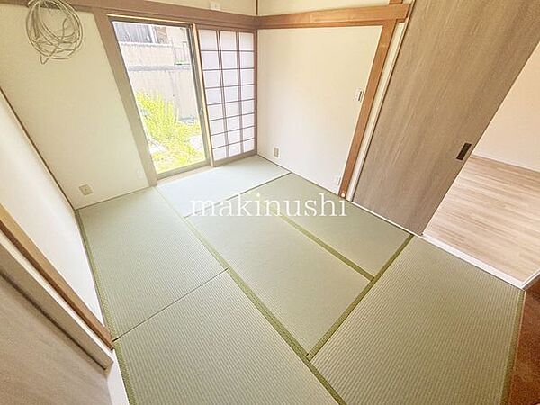 1階6帖和室　タタミがあれば冬にはこたつを置いたり、小さなお子様がいれば遊び場やお昼寝スペースとしてもいいですね♪