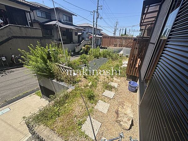南向きで陽当たりの良いテラスあり♪テラスの道路側にはお庭もございます♪テラスの延長やガーデニングスペースにいいですね♪