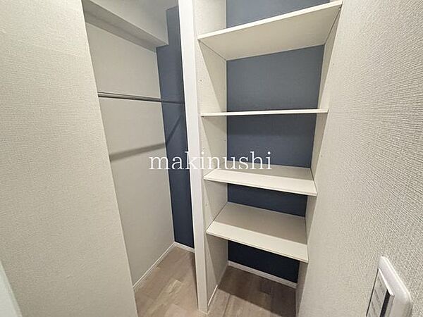 ウォークインクローゼット付きのお部屋！収納力を持つウォークインクローゼットで部屋はいつも整理整頓。着たい服もすぐに見つけられます。スーツケースなど大型のものもすっきり収納♪