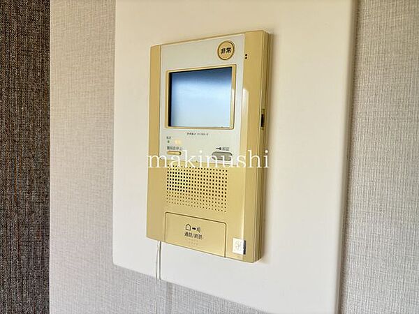 防犯設備　モニター付インターホンで来訪者が一目瞭然。直接対面することなく、セールスや勧誘対策もできて安心です。