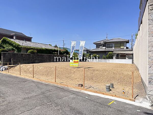 一種低層地域の閑静な住宅地！駅までの道のりには生活施設が多数ございます♪徒歩圏内にスーパーロピアやイオンショッピングモールがある便利な立地！