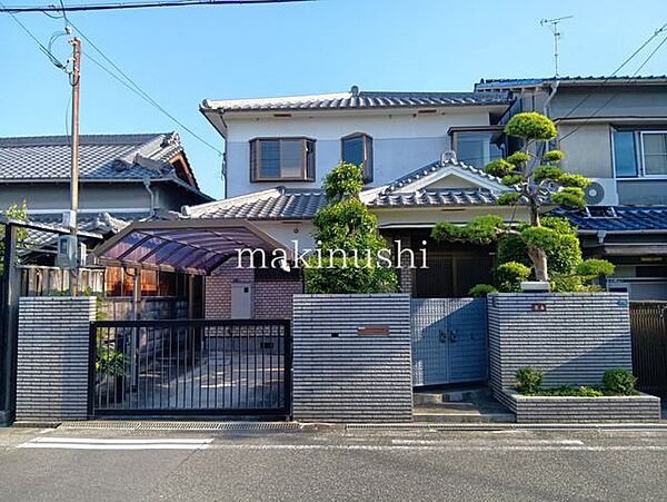 駐車場はリモコンゲートとカーポート付で1台分ございます！車種制限がございますので詳しくはお問合せください♪