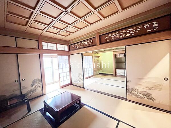 6帖和室　掘りごたつ付のこだわりの和のお部屋！縁側につながる南向きの障子扉から光が差し込む陽当り良好なお部屋です♪
