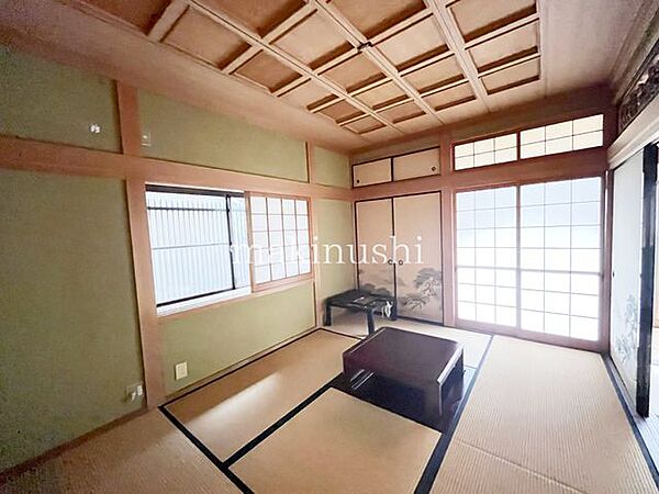 6帖和室　掘りごたつ付のこだわりの和のお部屋！縁側につながる南向きの障子扉から光が差し込む陽当り良好なお部屋です♪