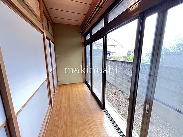 1階和室には南向きの縁側がございます！小さなお庭スペースがあるので、お家でガーデニングを楽しむのもいいですね♪
