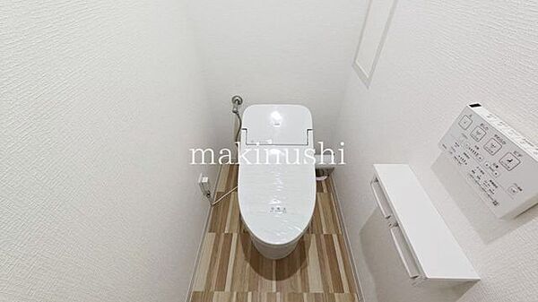 トイレはタンクレスタイプで空間に圧迫感を与えません♪掃除やお手入れにも楽々なサイズ感です♪リフォーム済みで引っ越し後すぐに綺麗なトイレが使えます♪