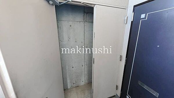 玄関横にはトランクルームがございます♪宅外収納なので、汚れやすい屋外使いのものをしまっておくのに便利な収納です♪