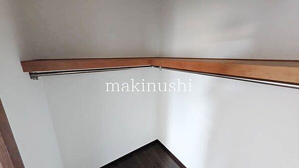 収納力を持つウォークインクローゼットで部屋はいつも整理整頓。着たい服もすぐに見つけられます。スーツケースなど大型のものもすっきり収納♪