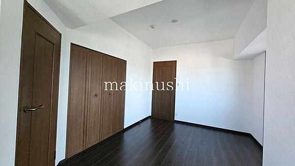 洋室7.5帖はウォークインクローゼット付き♪大きなベッドもおける広さです♪バルコニーに面しており、通風も良好です♪