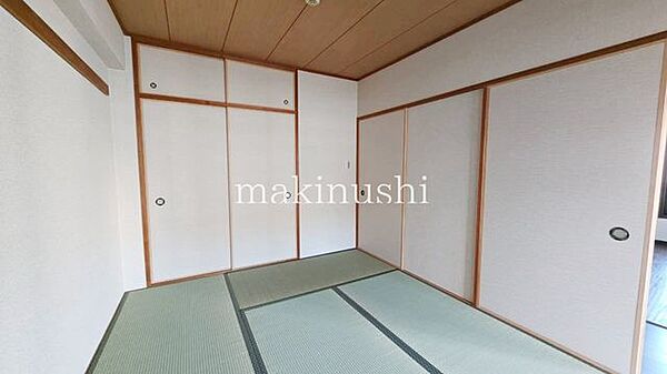 リビング横が和室のお部屋で、タタミがあれば冬にはこたつを置いたり、小さなお子様がいれば遊び場やお昼寝スペースとしてもいいですね♪
