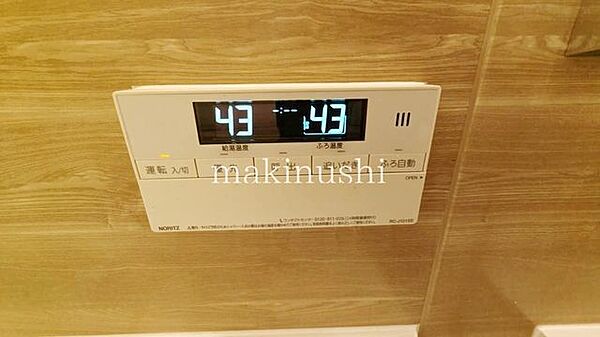 オートバスなので、浴室以外からでも温度調整などの操作ができます。追焚機能が付いているので、冬場はすぐに温め直せて、水道代も節約できます。