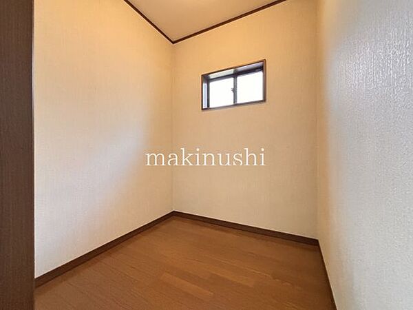 収納力を持つウォークインクローゼットで部屋はいつも整理整頓。着たい服もすぐに見つけられます。スーツケースなど大型のものもすっきり収納♪