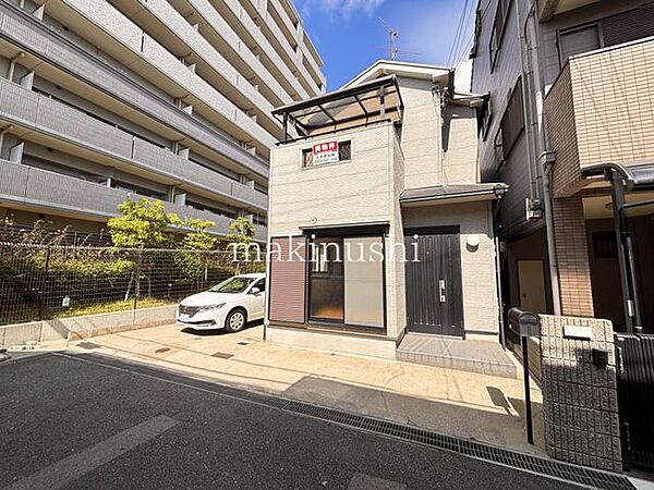 土地面積は約31坪！交通量の少ない住宅地で子育てに安心の環境です♪駐車場は2台分あり！前面道路との高低差もございませんので出し入れスムーズ！