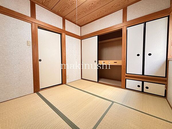タタミがあれば冬にはこたつを置いたり、小さなお子様がいれば遊び場やお昼寝スペースとしてもいいですね♪