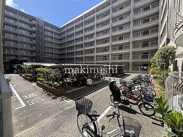 総戸数252戸のビッグコミュニティマンション！共有部には宅配BOXもございます♪大阪メトロ御堂筋線「なかもず」駅も徒歩圏内！
