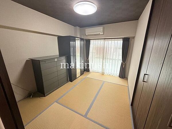 タタミがあれば冬にはこたつを置いたり、小さなお子様がいれば遊び場やお昼寝スペースとしてもいいですね♪