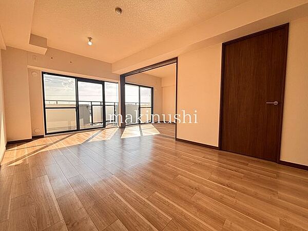南西向きの大きな窓から光が差し込む風通しの良い明るいリビングです♪マンション宅内にはほぼ段差がございませんのでご年配の方でも無理なく快適におすごしいただけます♪