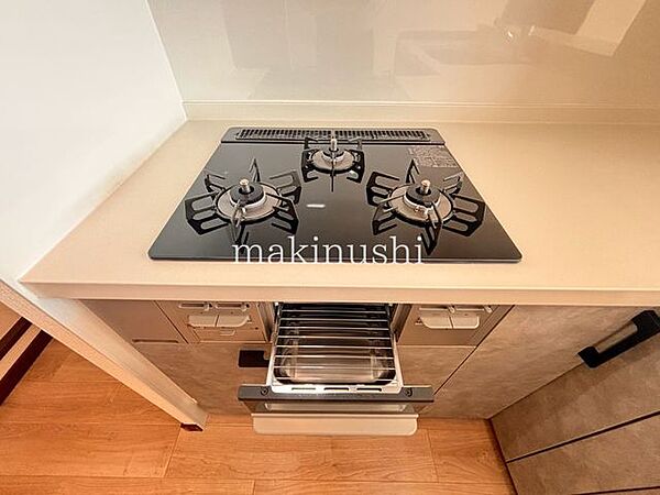 システムキッチンにはコンロ三口あり。同時調理ができるので調理の時間短縮ができて効率的に調理！使い勝手の良いキッチンです♪