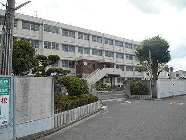 羽曳野市立高鷲中学校 徒歩6分。 410m