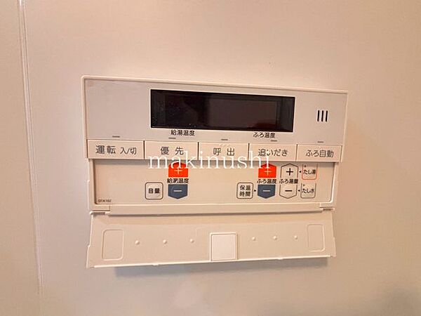 オートバスなので、浴室以外からでも温度調整などの操作ができます。追焚機能が付いているので、冬場はすぐに温め直せて、水道代も節約できます。