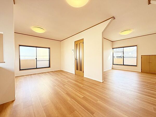 心地よく寛ぐのに充分な広さ、風の揺らぎや陽射しを楽しむことが出来るリビングダイニング！大きな掃き出し窓がございますのでとても明るいリビングです♪