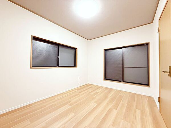 洋室です。収納付きのお部屋ですのでお片付けも楽ちんです。ベッドを置いて机をおいてテレビをおいてもすっきりとしたお部屋に仕上がります。とても快適なお部屋です。