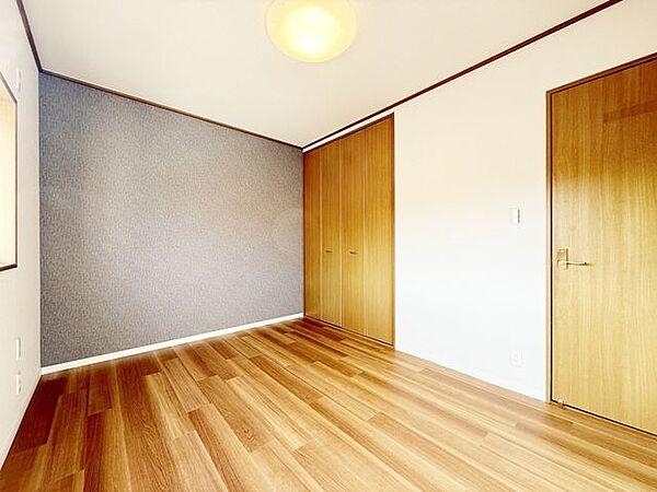 洋室です。収納付きのお部屋ですのでお片付けも楽ちんです。ベッドを置いて机をおいてテレビをおいてもすっきりとしたお部屋に仕上がります。とても快適なお部屋です。