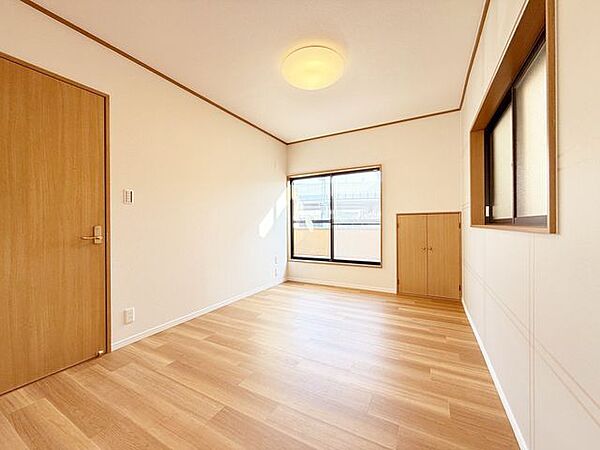 洋室です。収納付きのお部屋ですのでお片付けも楽ちんです。ベッドを置いて机をおいてテレビをおいてもすっきりとしたお部屋に仕上がります。とても快適なお部屋です。