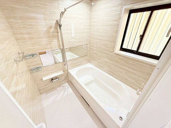 大きな男性でも足を伸ばして入浴する事の出来る大型バスルーム！追い炊き機能も付いてますのでご家族の帰宅時間がバラバラのご家庭でも快適に入浴できますね♪