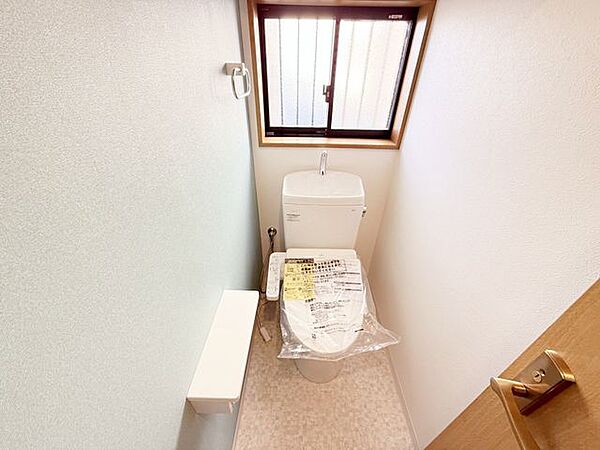 窓付きの明るいトイレ空間です。トイレは快適な温水洗浄便座付きとなっております。こんな綺麗にお手入れされたトイレは本当に嬉しいです。