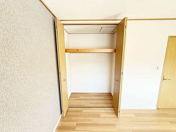 大きな収納スペースです。これだけの広さがあれば、かなりの量のお荷物を収納出来ますね。建具は折れ戸でモダンな空間を演出してくれます。