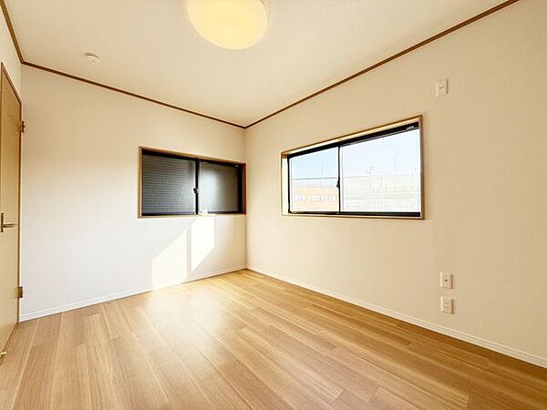 洋室です。収納付きのお部屋ですのでお片付けも楽ちんです。ベッドを置いて机をおいてテレビをおいてもすっきりとしたお部屋に仕上がります。とても快適なお部屋です。