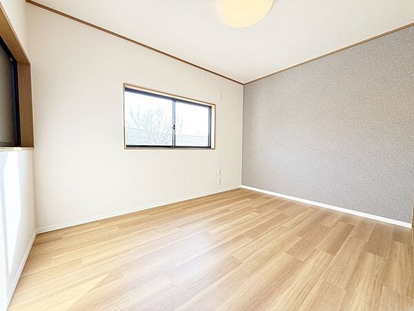 洋室です。収納付きのお部屋ですのでお片付けも楽ちんです。ベッドを置いて机をおいてテレビをおいてもすっきりとしたお部屋に仕上がります。とても快適なお部屋です。