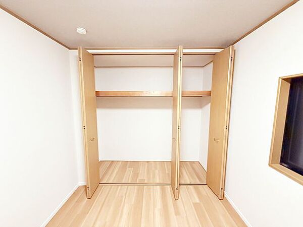 洋室です。収納付きのお部屋ですのでお片付けも楽ちんです。ベッドを置いて机をおいてテレビをおいてもすっきりとしたお部屋に仕上がります。とても快適なお部屋です。