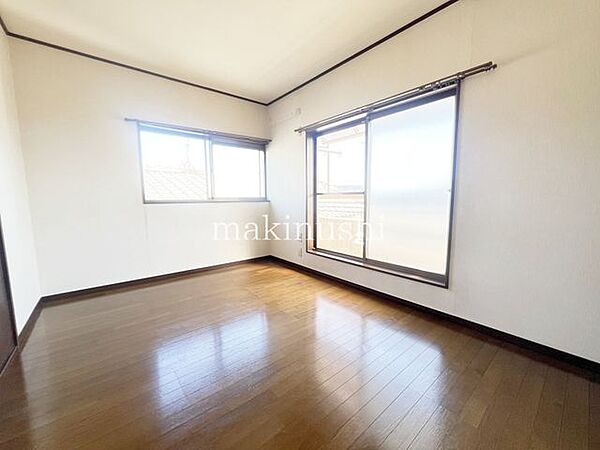 洋室です。結構な広さのお部屋ですのでお片付けも楽ちんです。ベッドを置いて机をおいてテレビをおいてもすっきりとしたお部屋に仕上がります。とても快適なお部屋です。