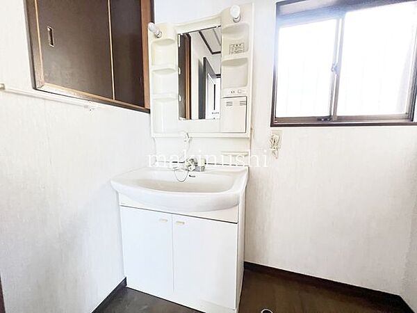 忙しい朝に便利な洗髪洗面化粧台付きのパウダールーム！鏡の側面はたっぷり入る収納スペース付き！シャワーホースも伸ばせますのでお掃除も楽ちんですね♪