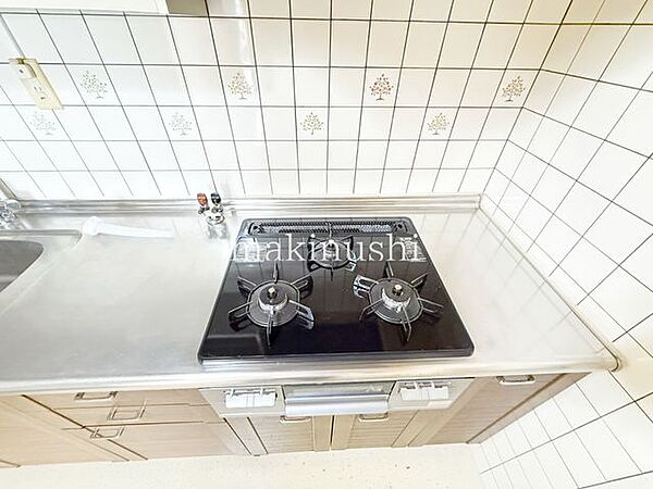 コンロはお料理好きの人から圧倒的に支持がある3口ガスコンロです。やっぱりガスが良いという方におすすめ