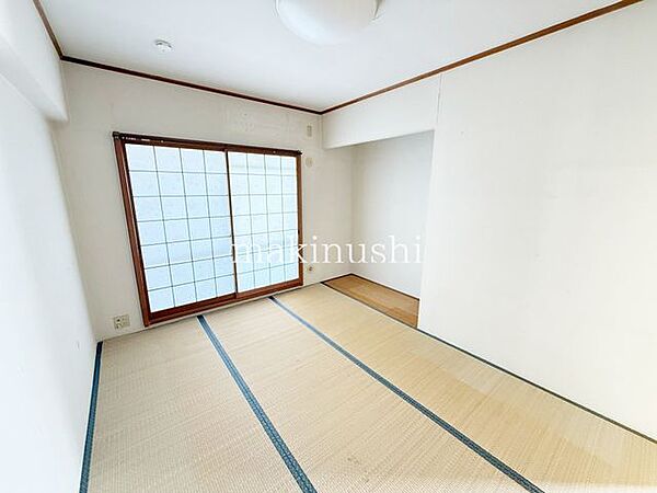 情緒漂う和室。しっとりと落ち着いた雰囲気の和室で気持ちよく寝転がるのも良いものですね。日本に住んでて良かったときっと思えるはずです。