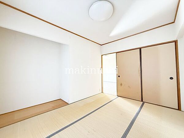 情緒漂う和室。しっとりと落ち着いた雰囲気の和室で気持ちよく寝転がるのも良いものですね。日本に住んでて良かったときっと思えるはずです。