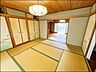 寝室：情緒漂う和室。しっとりと落ち着いた雰囲気の和室で気持ちよく寝転がるのも良いものですね。日本に住んでて良かったときっと思えるはずです。