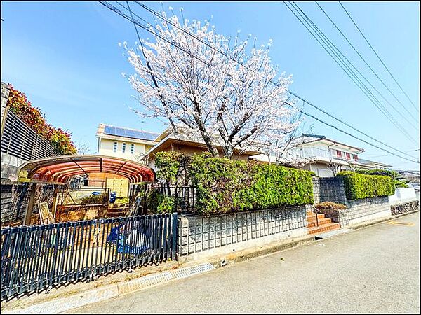 ◆土地99.25坪の邸宅◆◆南向きに面した広いバルコニー◆◆建延57.28坪の広さ◆◆大家族様でも対応できる6SDK◆◆サンルーム有◆