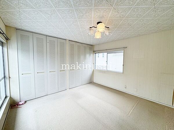 洋室です。収納付きのお部屋ですのでお片付けも楽ちんです。ベッドを置いて机をおいてテレビをおいてもすっきりとしたお部屋に仕上がります。とても快適なお部屋です。