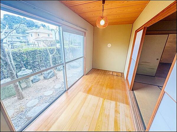 情緒漂う和室。しっとりと落ち着いた雰囲気の和室で気持ちよく寝転がるのも良いものですね。日本に住んでて良かったときっと思えるはずです。