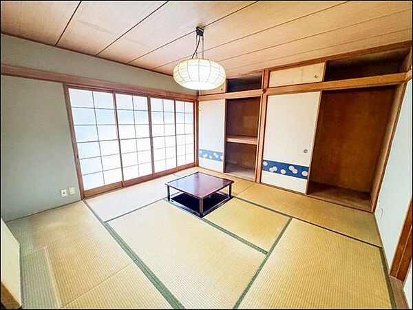 情緒漂う和室。しっとりと落ち着いた雰囲気の和室で気持ちよく寝転がるのも良いものですね。日本に住んでて良かったときっと思えるはずです。