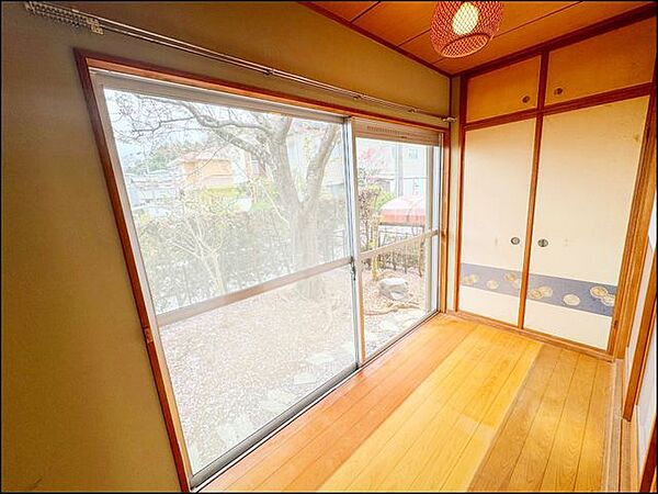 情緒漂う和室。しっとりと落ち着いた雰囲気の和室で気持ちよく寝転がるのも良いものですね。日本に住んでて良かったときっと思えるはずです。
