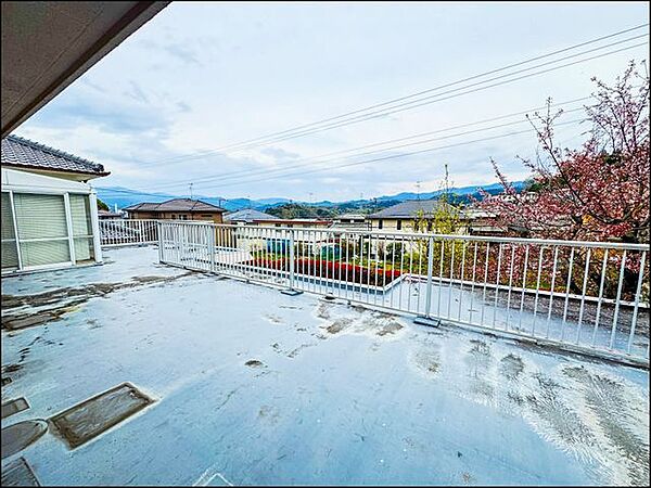 ◆土地99.25坪の邸宅◆◆南向きに面した広いバルコニー◆◆建延57.28坪の広さ◆◆大家族様でも対応できる6SDK◆◆サンルーム有◆