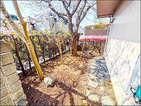 ◆土地99.25坪の邸宅◆◆南向きに面した広いバルコニー◆◆建延57.28坪の広さ◆◆大家族様でも対応できる6SDK◆◆サンルーム有◆