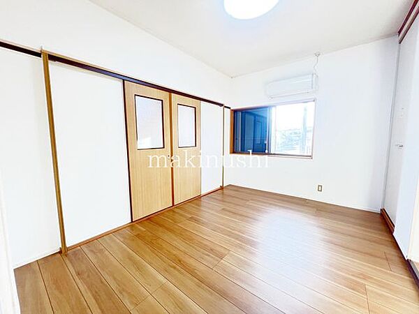 モダンな雰囲気のフローリング張りの洋室です。