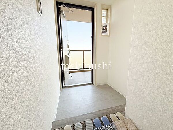 広々とした玄関です。光が入ってきてとても明るい玄関です。朝の通勤や通学の時に明るい玄関だと元気が出ます。